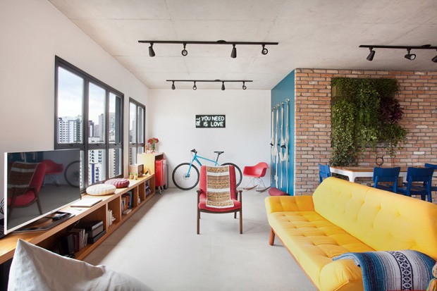 Um apartamento colorido e industrial com jeito de loft  (Foto: Adriana Barbosa/divulgação)
