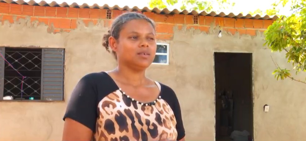 Maior preocupao da confeiteira Andrea  conseguir comida suficiente para alimentar os quatro filhos  Foto: TV Centro Amrica