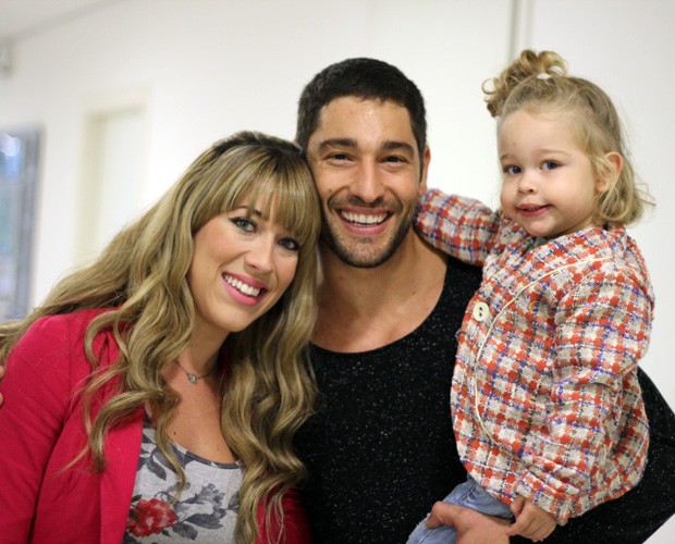 Victor Pecoraro recebe o apoio da esposa Renata Muller e da filha Sophia (Foto: TV Globo/Domingão do Faustão)
