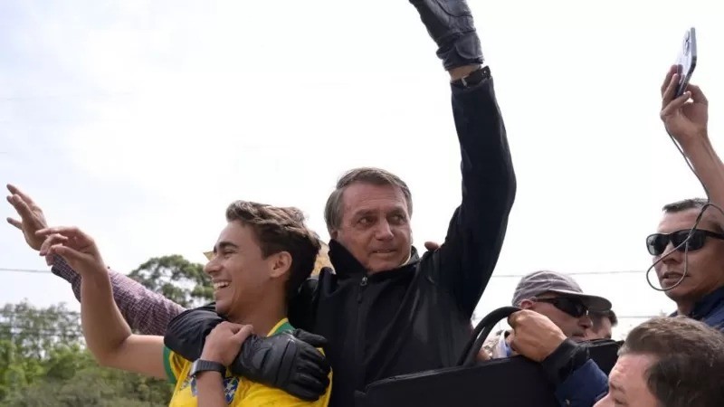 Nikolas Ferreira e Jair Bolsonaro durante uma motociata em Poços de Caldas, Minas Gerais (Foto: Getty Images via BBC News)