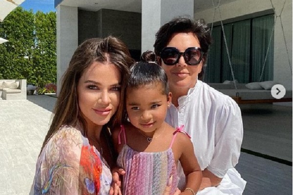 A socialite Khloé Kardashian com a filha, True Thompson, e a mãe, a empresária Kris Jenner (Foto: Instagram)