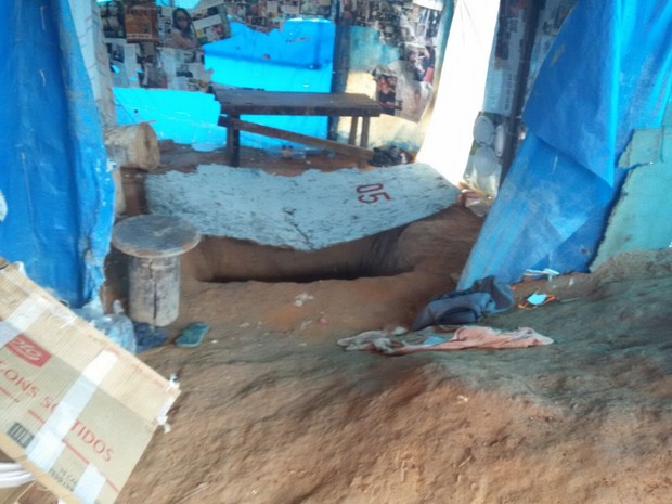 Buraco para fuga saia de dentro de um barraco da favela da PAMC (Foto: Arquivo pessoal)