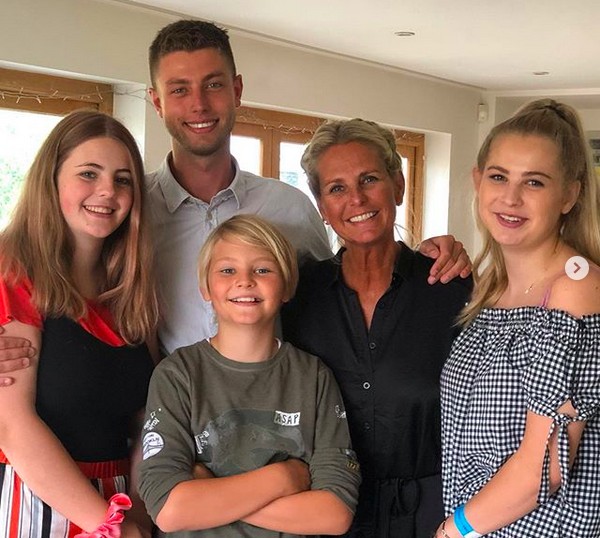 A ex-modelo e apresentadora de TV sueca Ulrika Jonsson com os quatro filhos (Foto: Instagram)