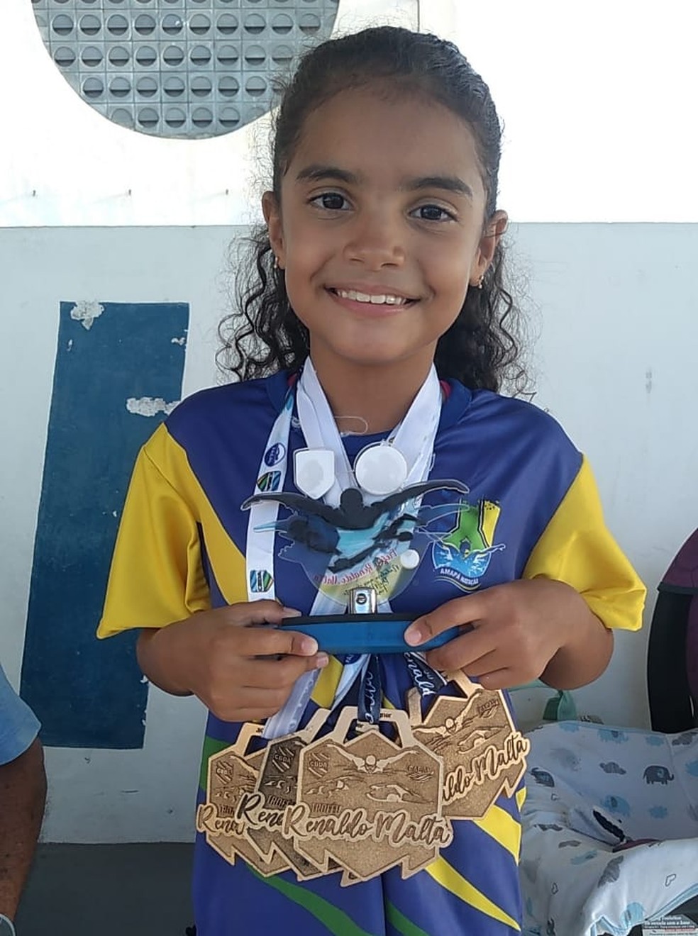 Isabela Bandeira com as quatro medalhas douradas no peito — Foto: Thais Bandeira/Arquivo Pessoal