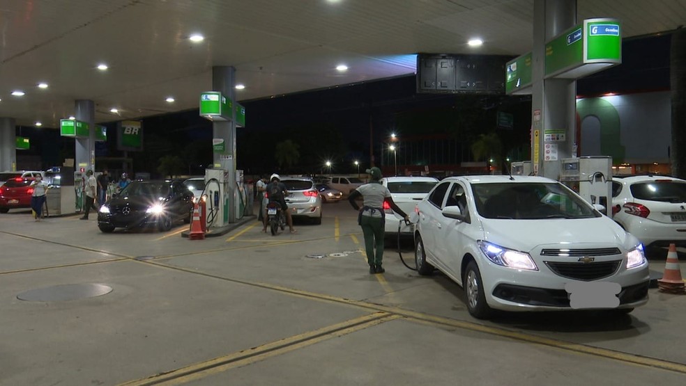 Motoristas também lotaram postos de combustíveis para garantirem abastecimento antes do fechamento emergencial no Acre — Foto: Reprodução/Rede Amazônica Acre