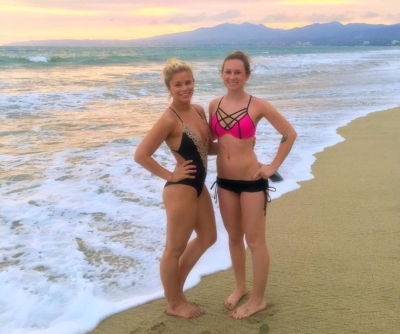 Paige VanZant e amiga curtem o litoral do México (Foto: Reprodução)