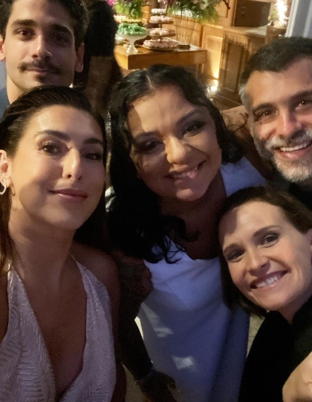 Lela Gomes entre Fernanda Paes Leme, Victor Sampaio, Fernanda Rodrigues e Raoni Carneiro  (Foto: Reprodução/Instagram)