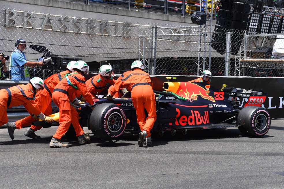 Fiscais retiram o carro de Max Verstappen após acidente no treino livre (Foto: Divulgação/FOM)