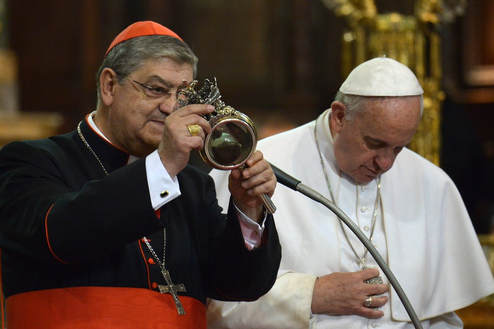 Cardel Crescenzio Sepe, arcebispo de Nápoles, mostra a ampola que contém o sangue de São Januário ao lado do Papa Francisco em março de 2015 (Foto: Alberto Pizzoli / AFP)