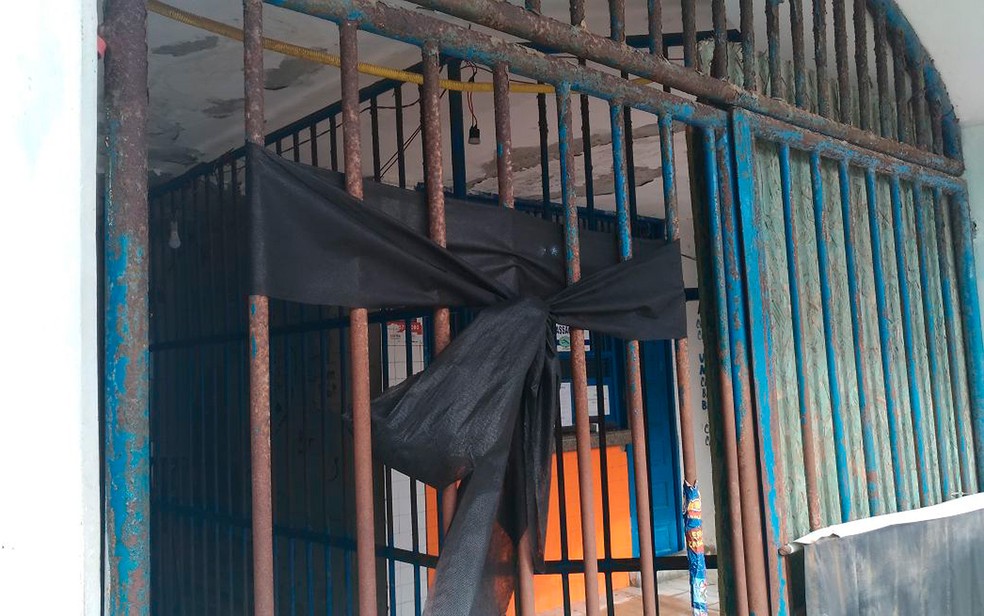 Fita preta foi colocada no Terminal de Vera Cruz em sinal de luto às vítimas da tragédia (Foto: Juliana Almirante/ G1)