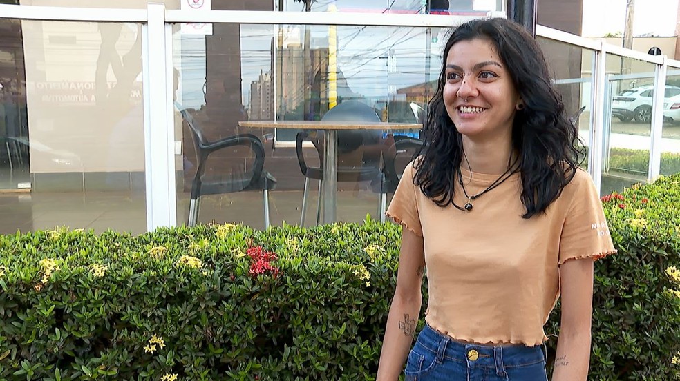 A atendente Beatriz Ascari achou e devolveu bolsa com R$ 7 mil ao dono em Ribeirão Preto, SP — Foto: Chico Escolano/EPTV