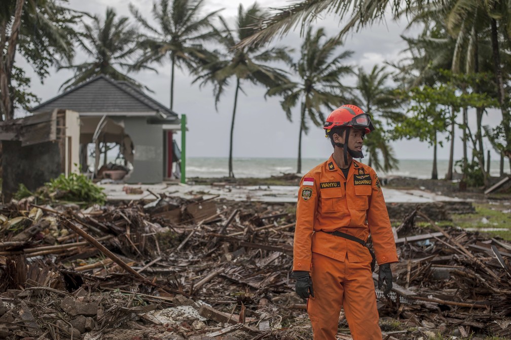 Praia de Carita é umas das que foram atingidas pelo tsunami, na Indonésia, na noite deste sábado (22) — Foto: AP Photo/Fauzy Chaniago