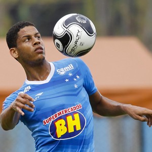Cruzeiro acerta empréstimo do lateral Antônio Carlos ao Villa Nova-MG