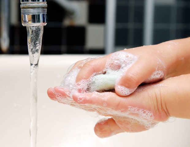 A limpeza das mãos evita que a sujeira cause doenças  (Foto: Thinkstock)