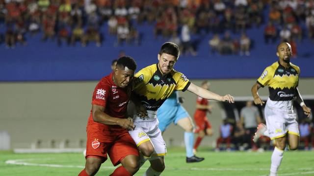 Alan Mineiro tenta susperar a marcação de Eduardo