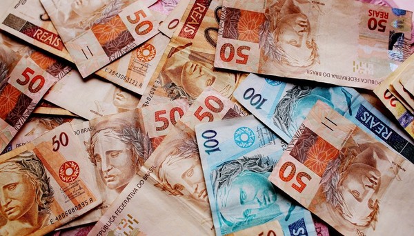 Brasileiros usam cada vez menos dinheiro em espécie, afirma Banco Central