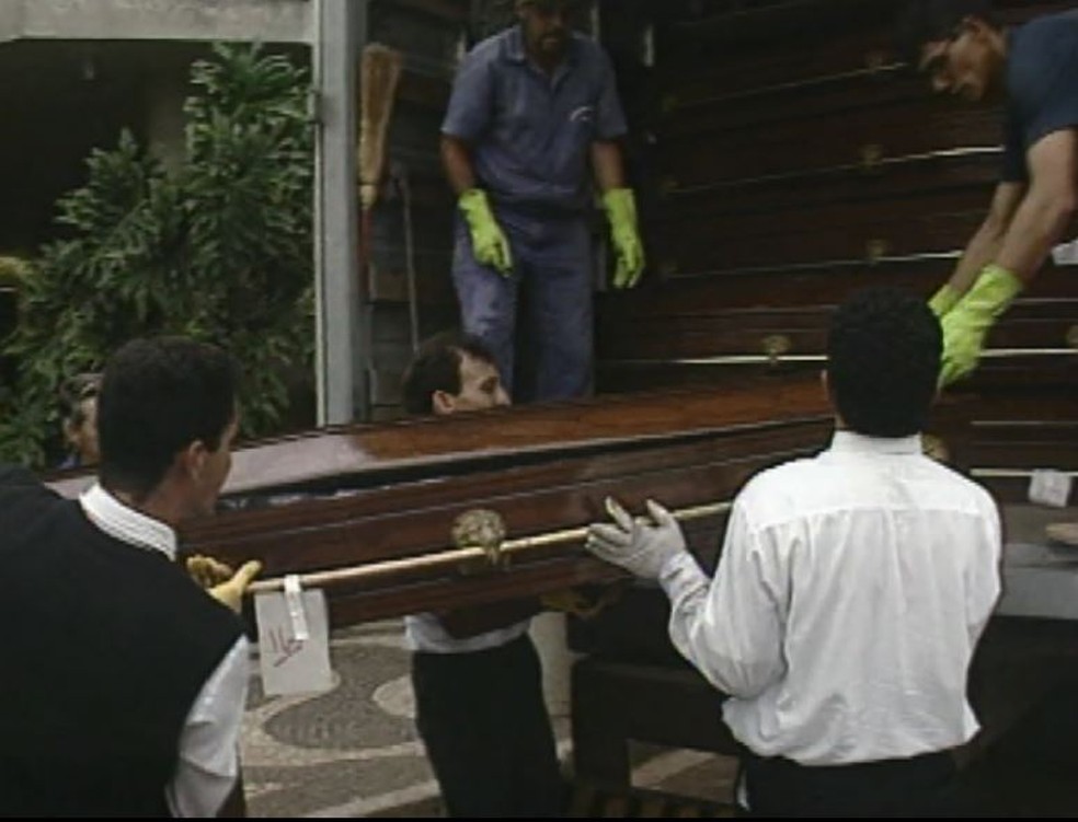Corpos foram colocadas em caixões e levados para o IML de Campinas em caminhão refrigerado. (Foto: Reprodução EPTV)