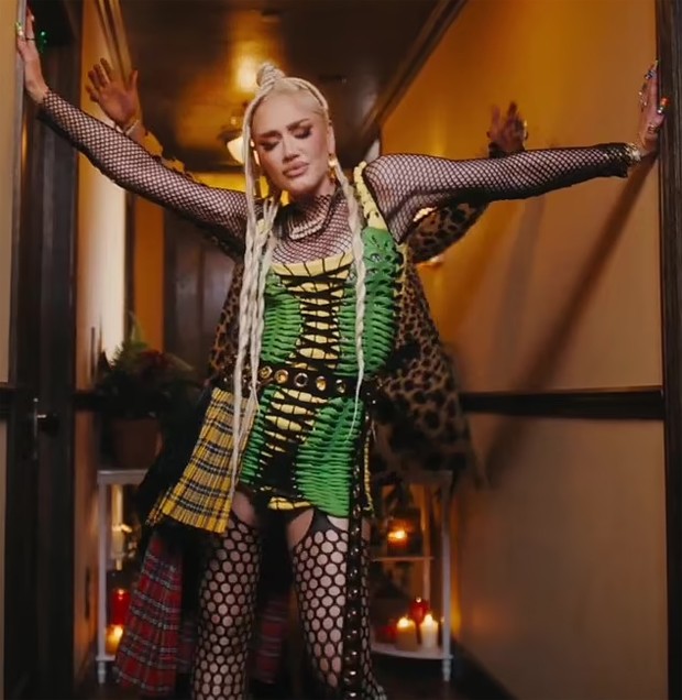 Gwen Stefani causa polêmica por dreadlocks em clipe de Light My Fire (Foto: Reprodução)