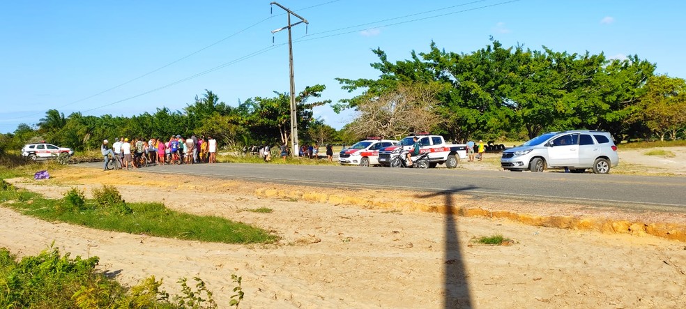 Moradores da comunidade de Lerolândia, em Santa Rita, fazem protesto contra mudança no abastecimento de água  — Foto: Foto: Wagner Rocha