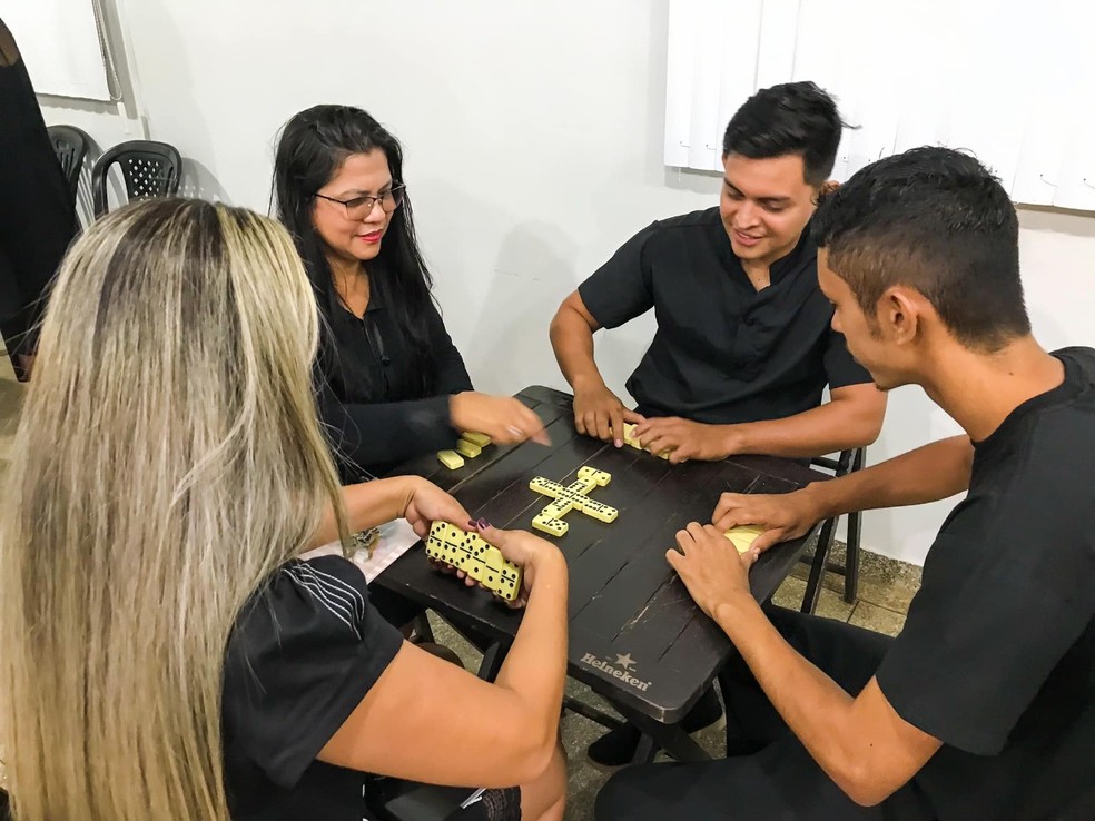 Alunos simularam funeral com direito a espa&ccedil;o para jogo de domin&oacute; em Manaquiri, no Amazonas &mdash; Foto: Foto Prefeitura de Manaquiri