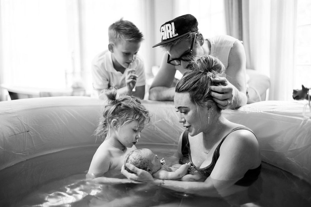 Hilary Duff deu à luz em uma piscina inflável, em sua própria casa (Foto: Reprodução/Instagram)