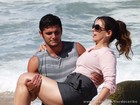Bruno Gissoni carrega Daniela Escobar no colo durante gravação em praia deserta