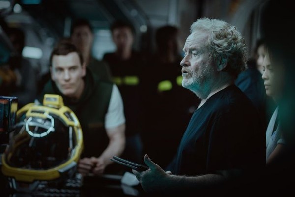 Ridley Scott e Michael Fassbender nas filmagens do novo 'Alien' (Foto: Divulgação)