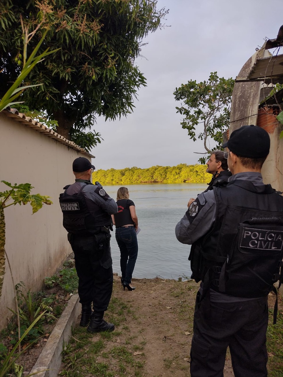 Agentes cumprem os mandados de prisão em cinco cidades — Foto: MPRJ/Divulgação