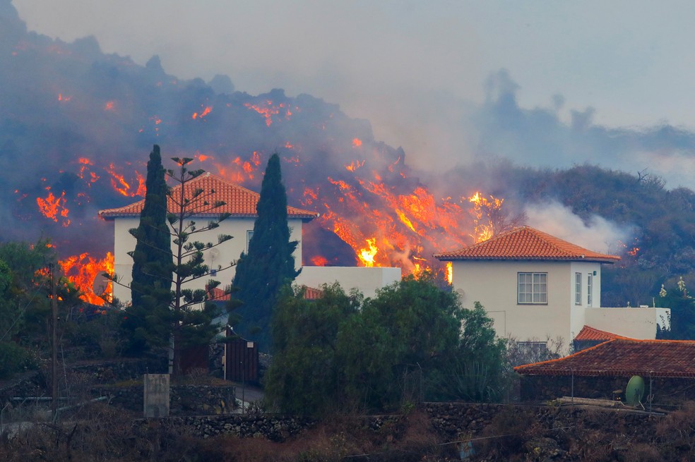 Lava passa perto de casa na ilha de Las Palmas, no arquipélago das Canárias, em 20 de setembro de 2021 — Foto: Borja Suarez/Reuters