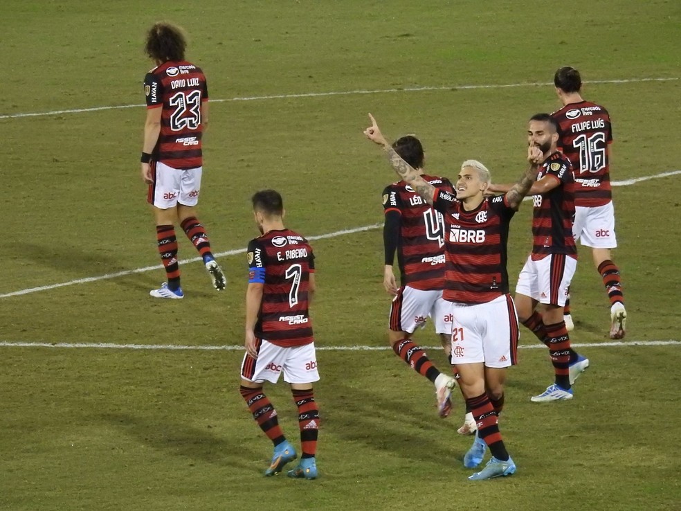 Pedro comemora gol em Vélez x Flamengo — Foto: ge