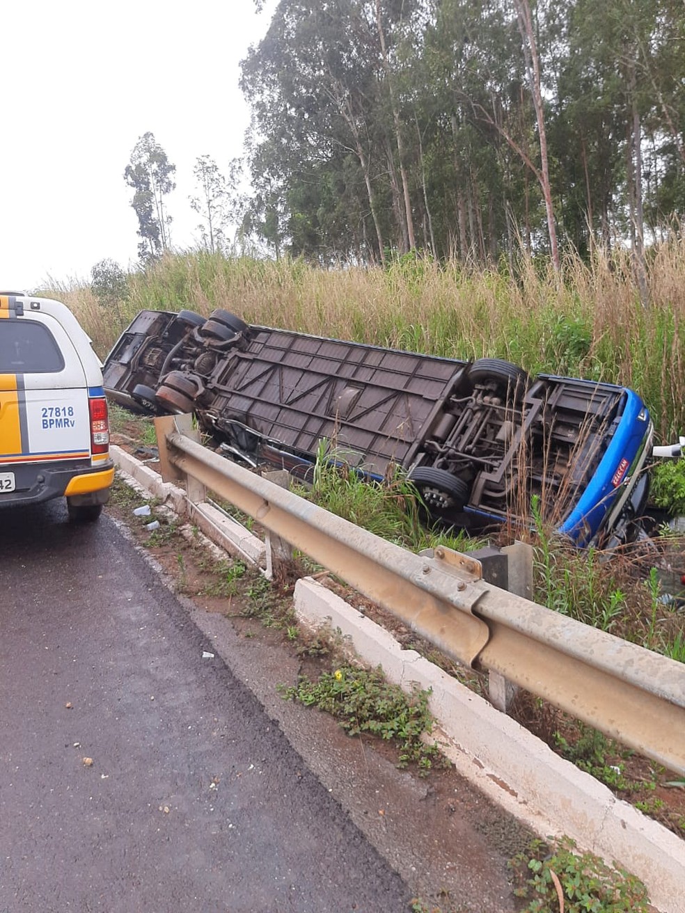 PMRv atende caso de tombamento de ônibus na BR-352 em Patos de Minas — Foto: Polícia Militar Rodoviária/Divulgação