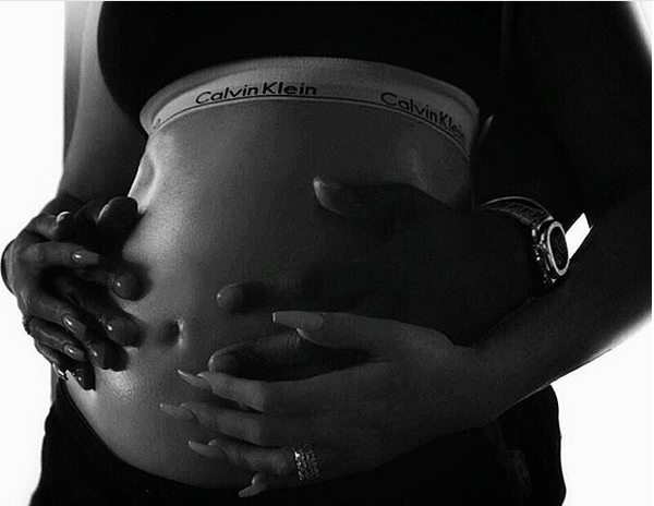 A foto na qual Khloé Kardashian oficializou estar grávida de seu primeiro filho (Foto: Instagram)