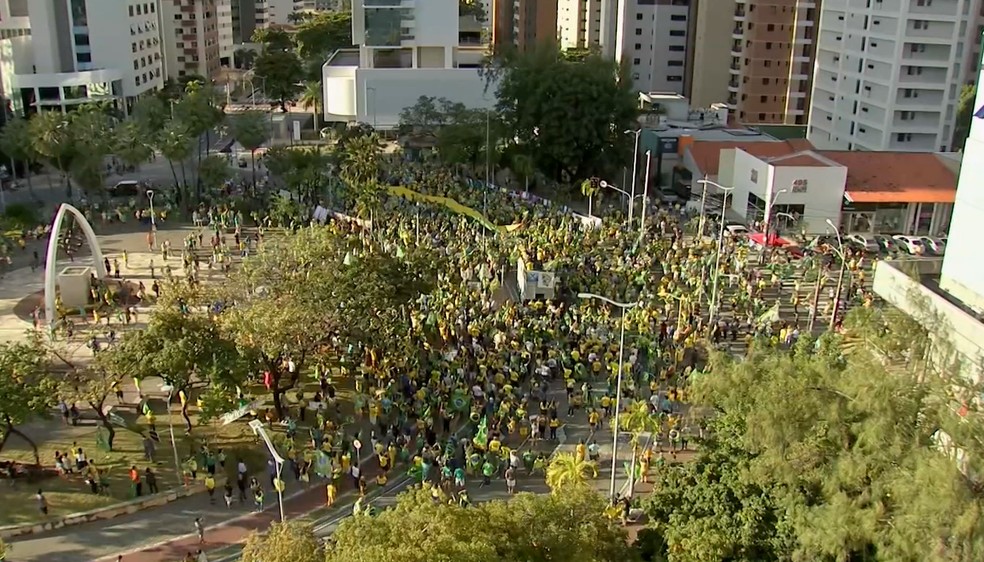 Manifestação reúne apoiadores de Bolsonaro em Fortaleza. — Foto: Ronaldo Gomes/TVM