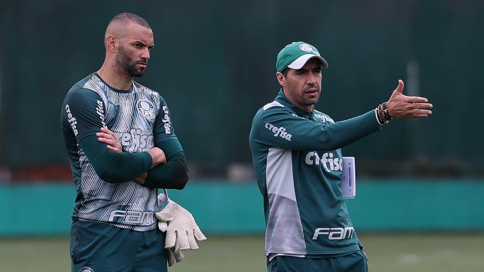 Weverton e Abel Ferreira conversam durante treino na Academia de Futebol — Foto: Cesar Greco/Palmeiras