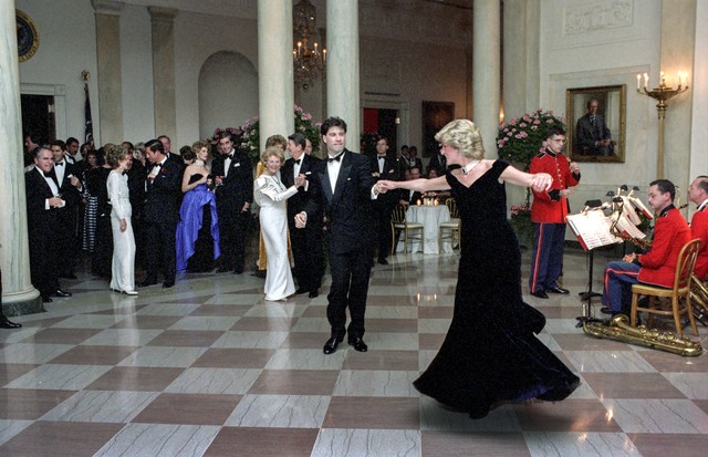 WASHINGTON, DC - NOVEMBER 9, 1985: In this handout image provided by The White House, Princess Diana dances with John Travolta in Cross Hall at the White House during an official dinner on November 9, 1985 in Washington, DC. (Photo by Pete Souza/The White (Foto: Pete Souza/The White House via G)