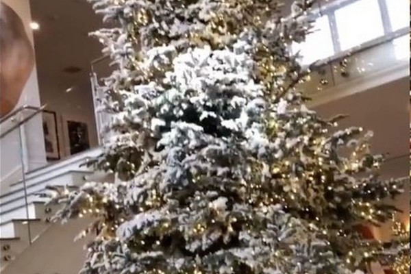 A árvore de Natal na mansão da socialite Kylie Jenner (Foto: Instagram)