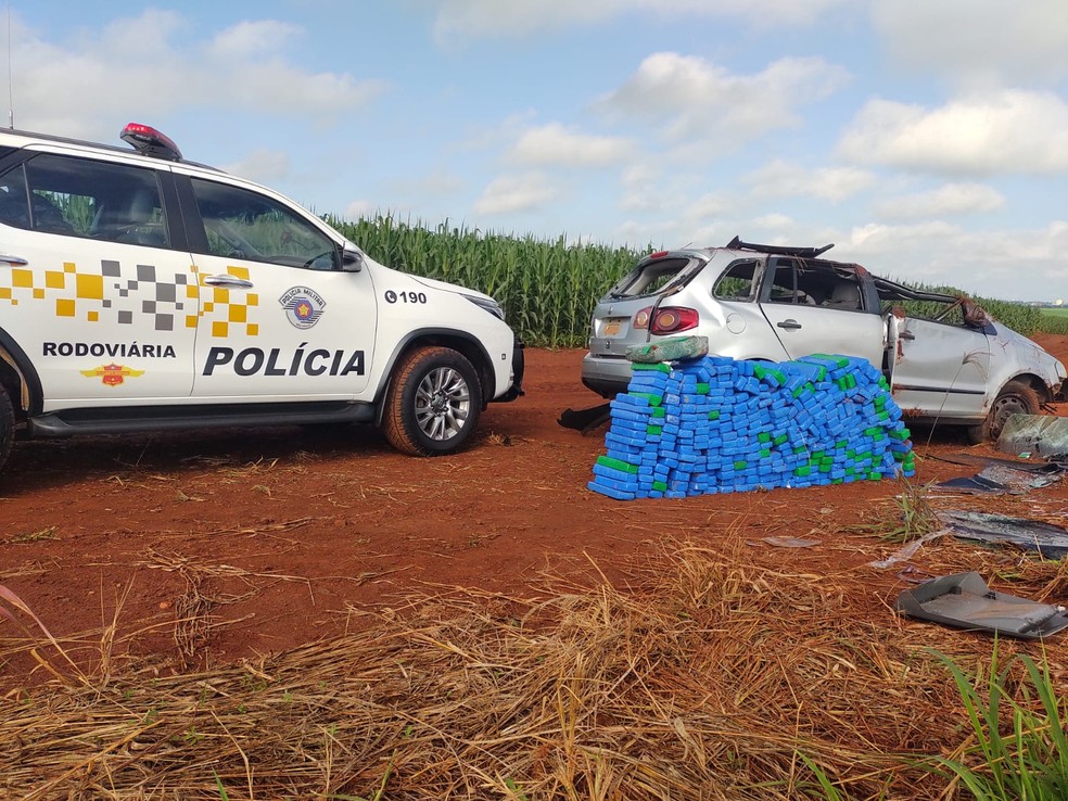 Carro que capotou em Palmital (SP) transportava mais de 210 kg de maconha em tabletes — Foto: Polícia Rodoviária/Divulgação