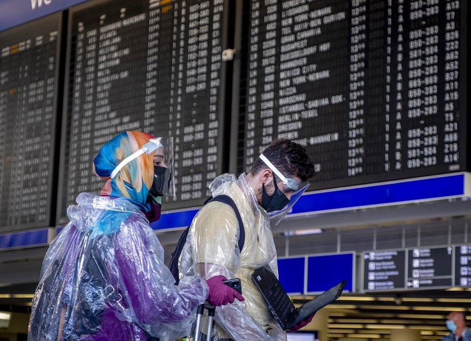 Passageiros no aeroporto de Frankfurt, na Alemanha; covid-19; coronavírus