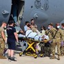 Foto: (Afegã é levada para unidade de saúde após ter filha dentro de avião / Reprodução)