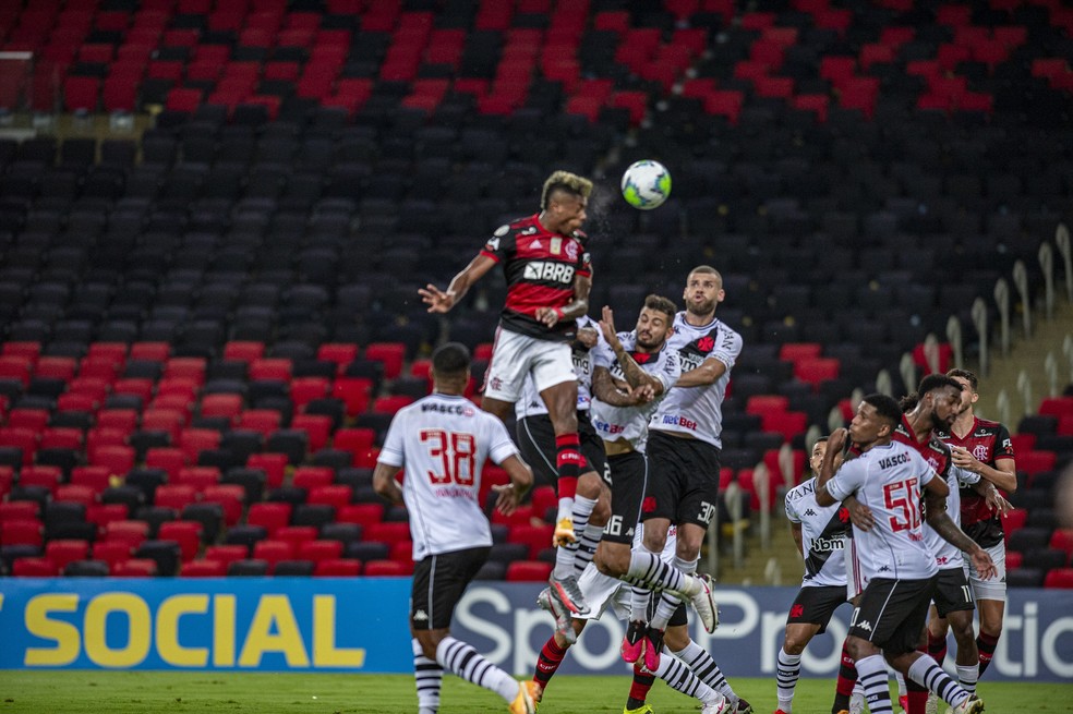 Bruno Henrique, do Flamengo, vai nas alturas para marcar contra o Vasco — Foto: Marcelo Côrtes / Flamengo