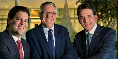 Ministro das Relações Institucionais, Alexandre Padilha celebra a escolha de novos ministros do Esporte, André Fufuca (à esquerda), e dos Portos e Aeroportos, Silvio Costa Filho (à direita) — Foto: Reprodução