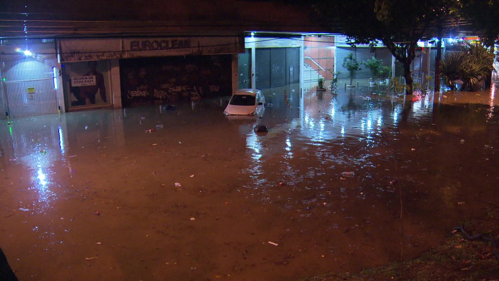 Carros são levados pela forte correnteza no Rio (Foto: Reprodução / Tv Globo)