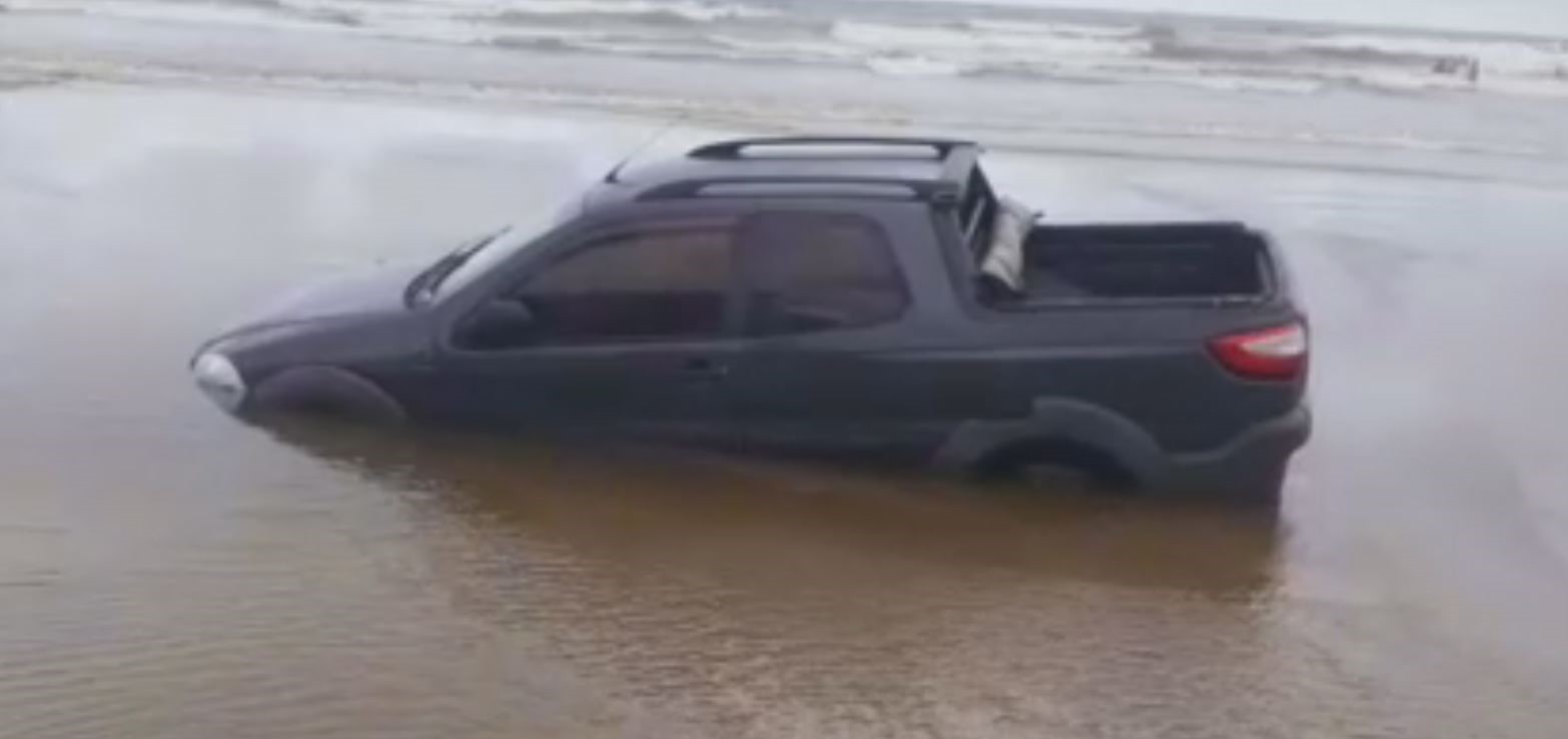Carro atola em praia de SP após fortes chuvas e é resgatado com ajuda de retroescavadeira; VÍDEO