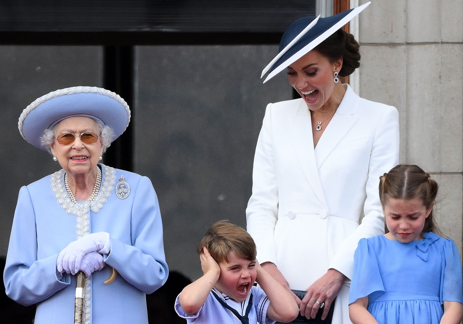 Família real aparece assistem ao espetáculo aéreo da Força Aérea Real. Príncipe Louis rouba a cena com a espontaneidade — Foto: DANIEL LEAL / AFP