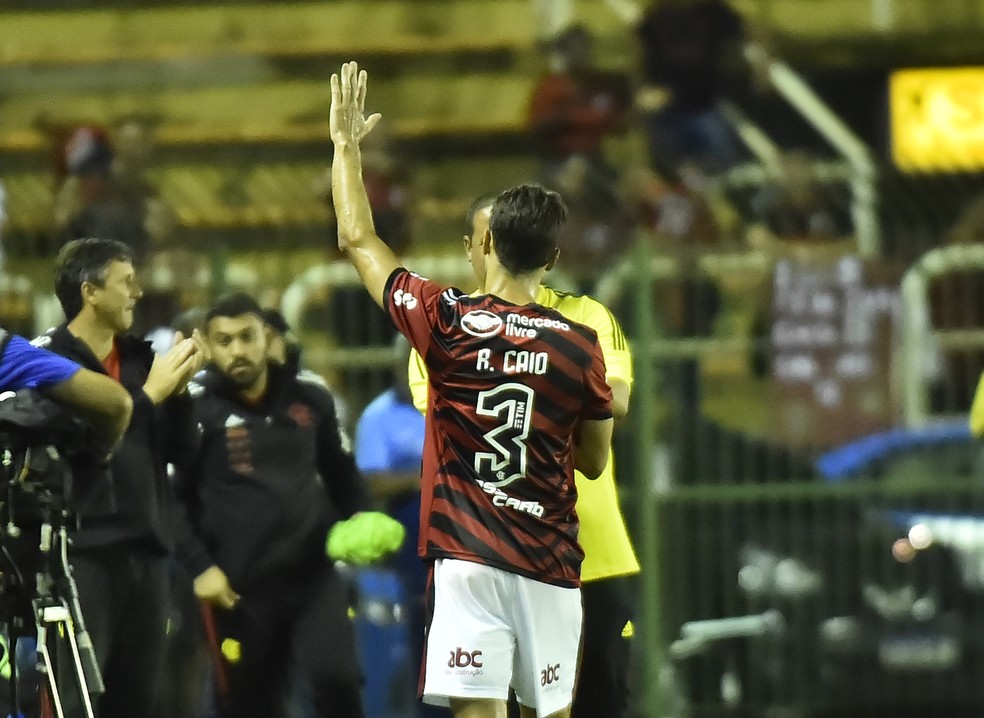Rodrigo Caio, do Flamengo, deixa o campo contra o Bangu &mdash; Foto: Andr&eacute; Dur&atilde;o