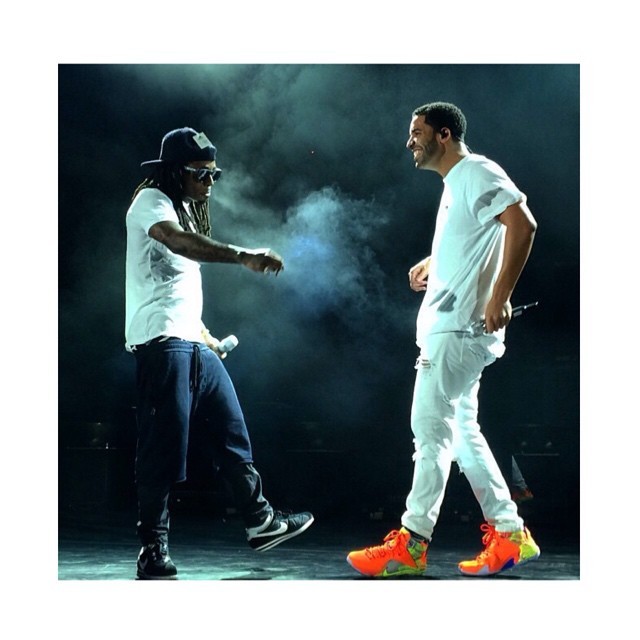 Lil Wayne e Drake durante apresentação (Foto: Reprodução/Instagram)