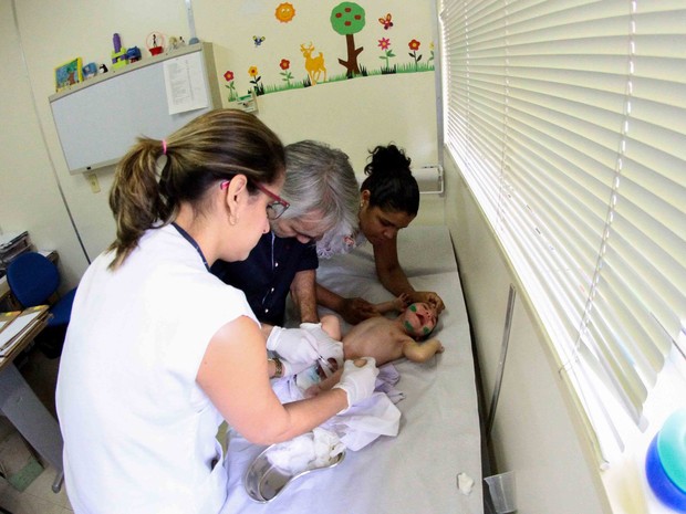 Aplicação tem o objetivo de minimizar a rigidez dos músculos dos bebês e diminuir o uso de medicamentos para combater espasmos (Foto: Marlon Costa/Pernambuco Press)