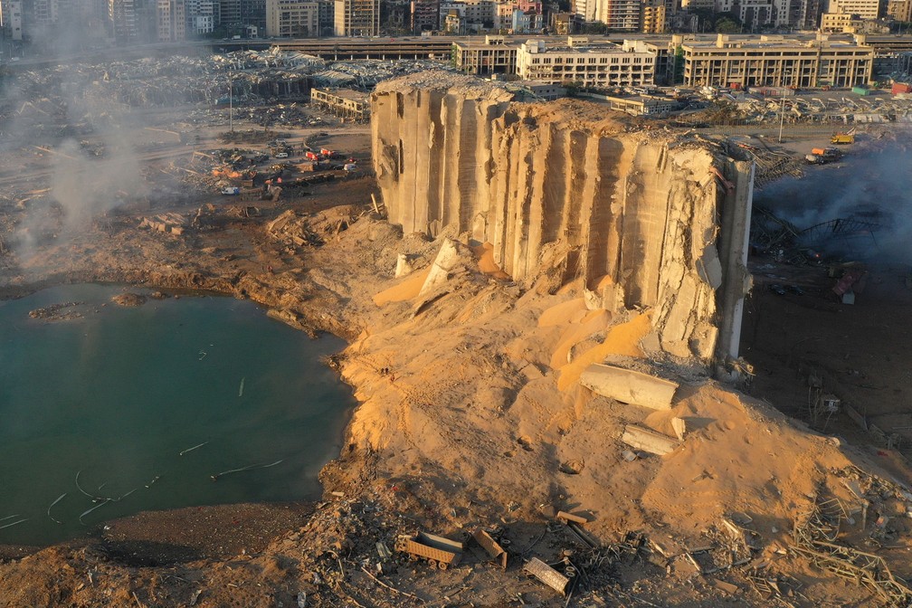 Silo ficou destruído em explosão no porto de Beirute, no Líbano  — Foto: Hussein Malla/AP 