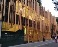 A fachada do Japan House, projeto em conjunto de FGMF e Kengo Kuma & Associates, traz um grande móbile de ciprestes apoiados por fibras de carbono, simbolizando uma floresta que surge no meio da cidade.