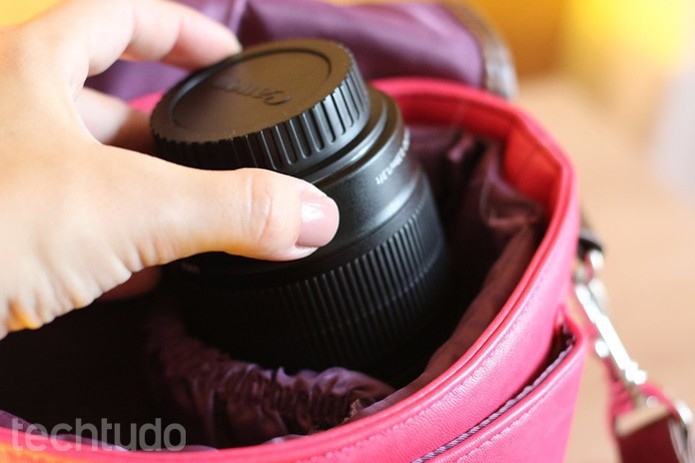 Evite transportar a lente solta na bolsa. Dê preferência para um local que evite balanços (Foto: Karen Malek/TechTudo)